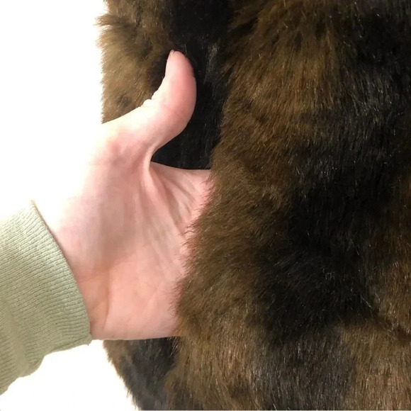 Coaco Reversible Faux Fur Zip Up Black and Brown Striped Vest Size Large  GUC - Picture 9 of 10